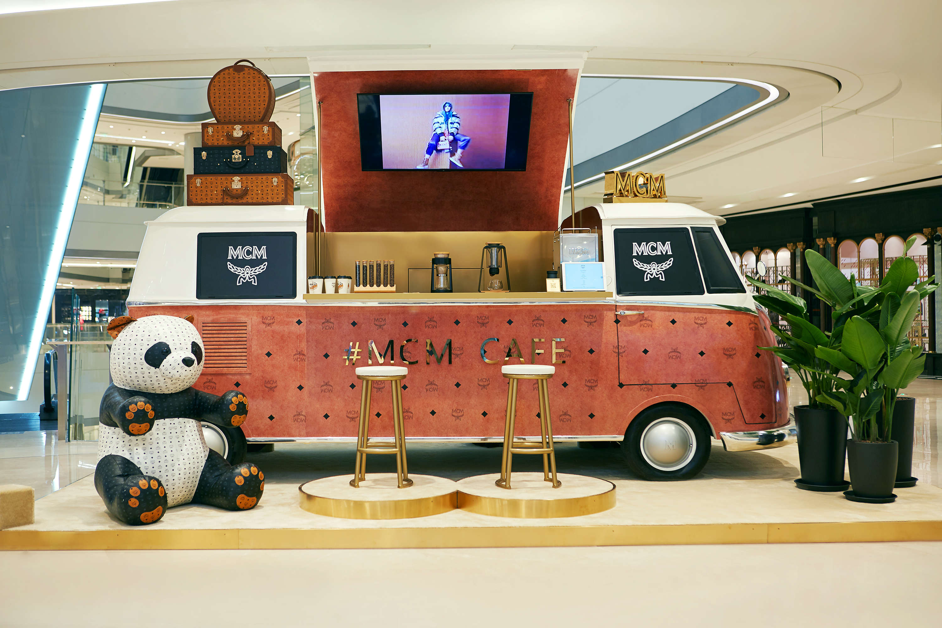 MCMCAFE复古巴士咖啡限时店登陆成都IFS国际金融中心