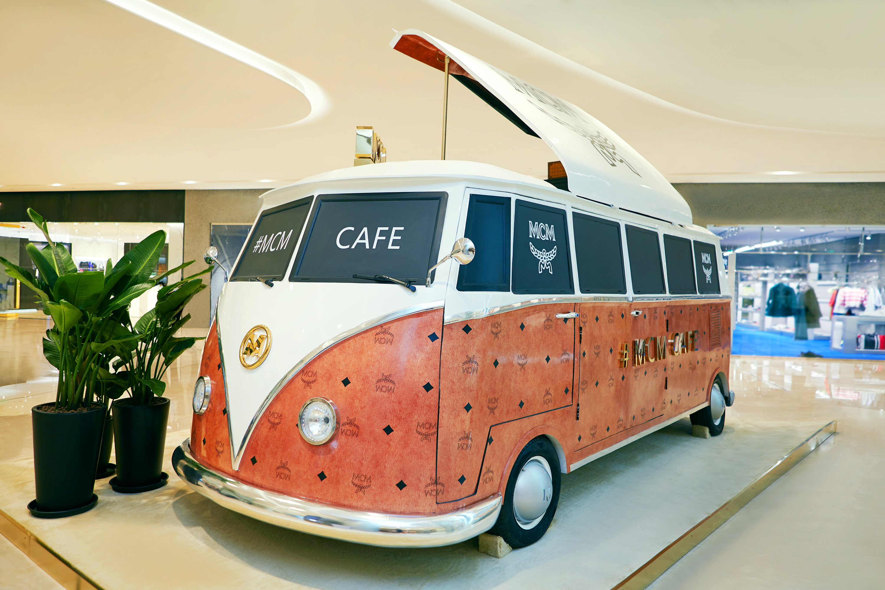 MCMCAFE复古巴士咖啡限时店登陆成都IFS国际金融中心