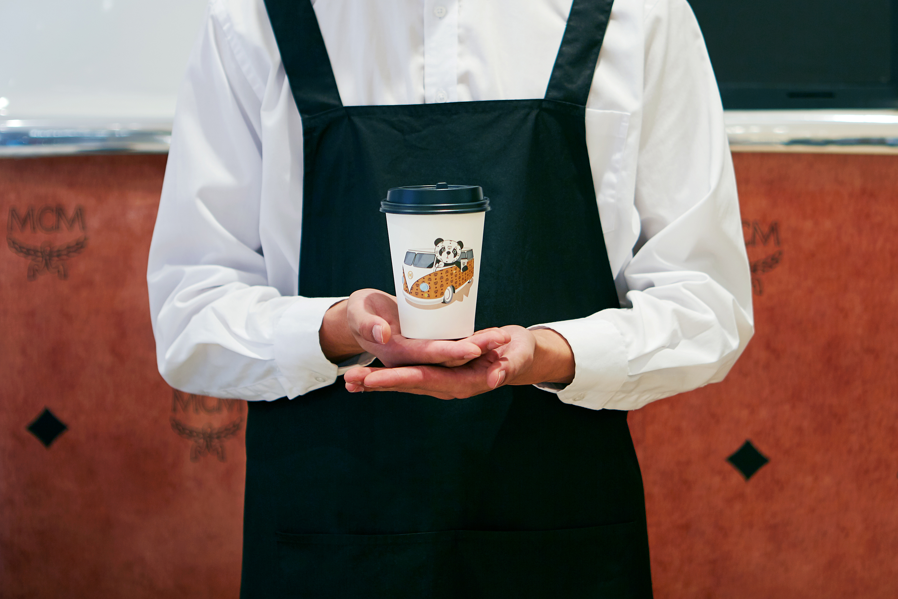 MCMCAFE复古巴士咖啡限时店登陆成都IFS国际金融中心