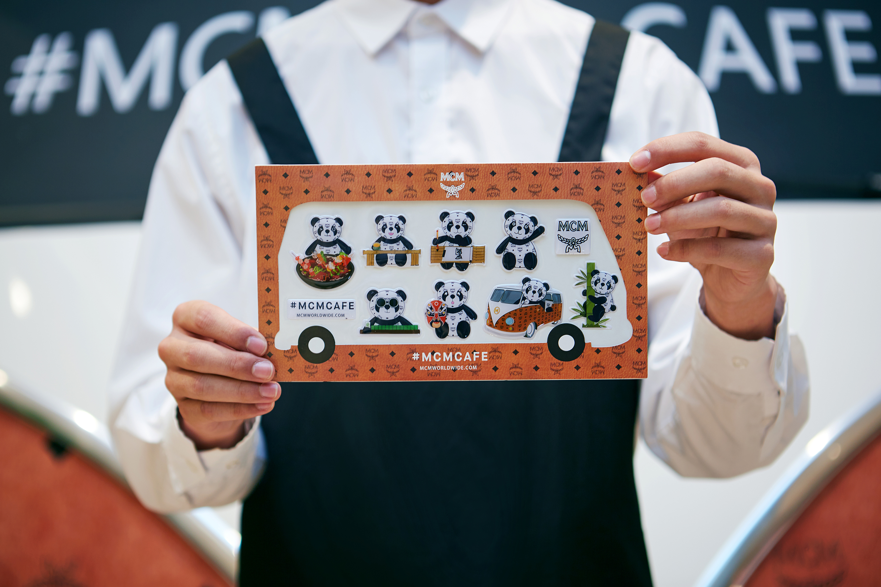 MCMCAFE复古巴士咖啡限时店登陆成都IFS国际金融中心