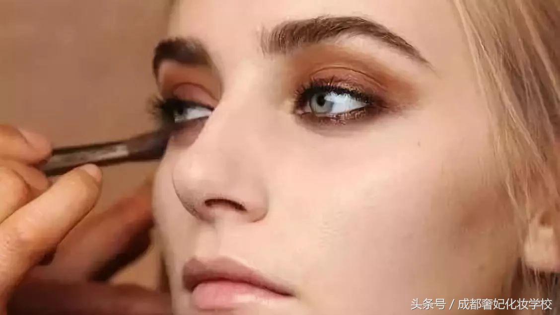 秋冬日杂妆容教程,秋日浓情复古妆容