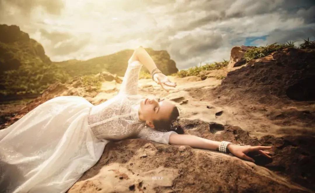 小个子拍婚纱照能拍出高级感,婚纱照拍摄怎么摆姿势更上镜