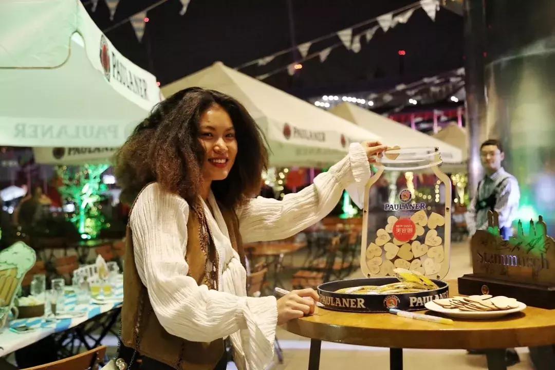 郑州95后女孩一天收入,95后女孩赚3万