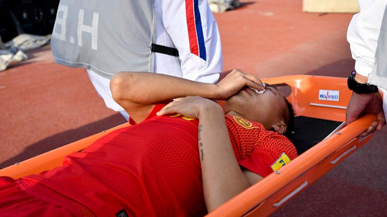 郑智接班人险重伤！痛苦嚎叫吓懵印度球员1年半前曾重伤被抬出场