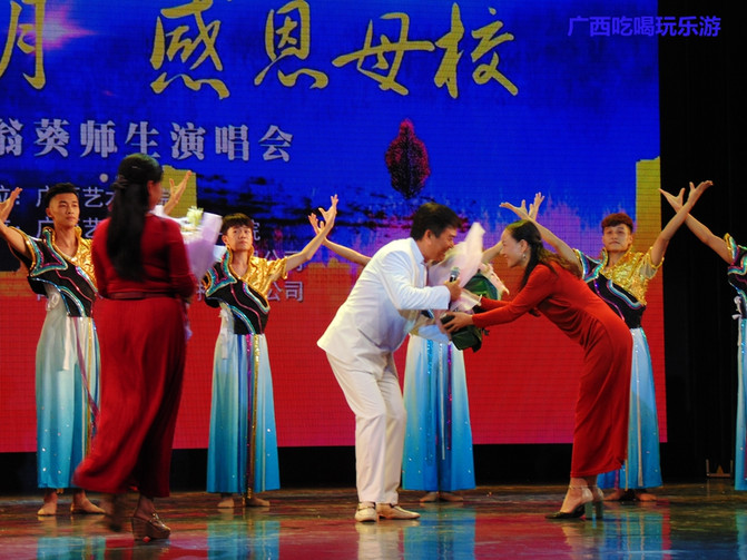 抱着个小孩，歌声还那么高亢，艺院老教授翁葵赢得满堂彩！