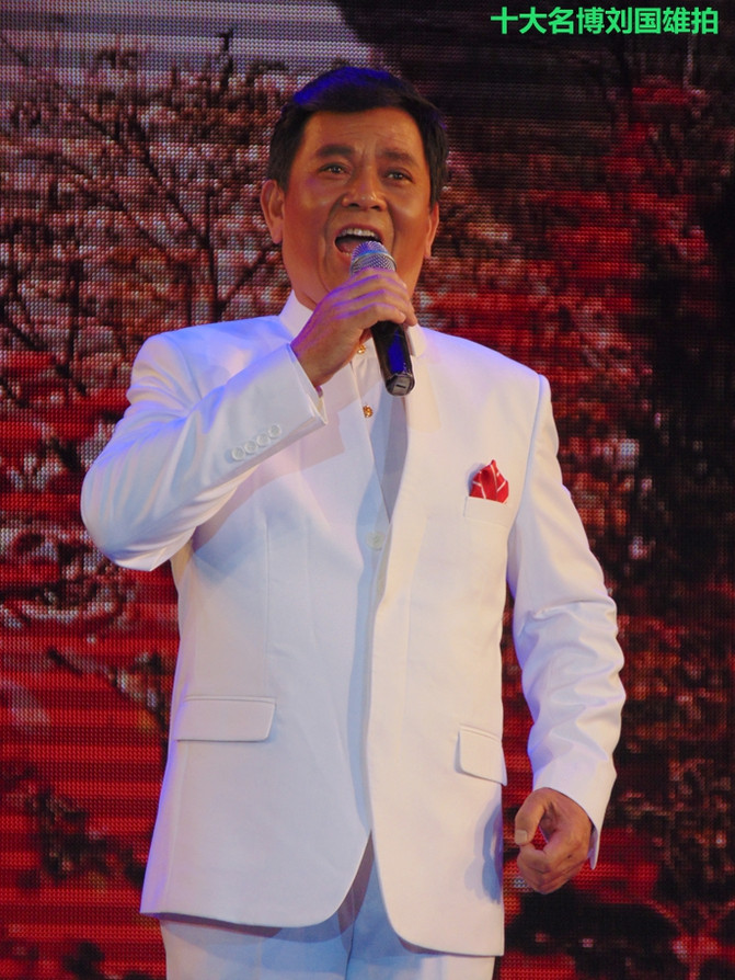 抱着个小孩，歌声还那么高亢，艺院老教授翁葵赢得满堂彩！