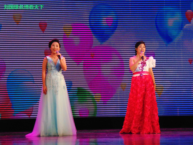 抱着个小孩，歌声还那么高亢，艺院老教授翁葵赢得满堂彩！