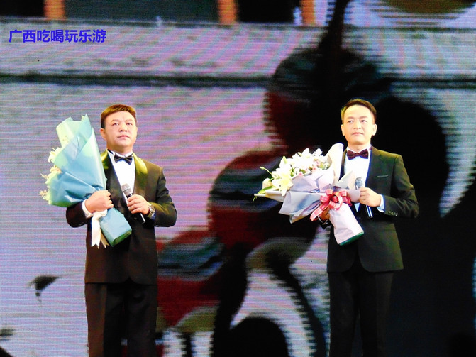 抱着个小孩，歌声还那么高亢，艺院老教授翁葵赢得满堂彩！