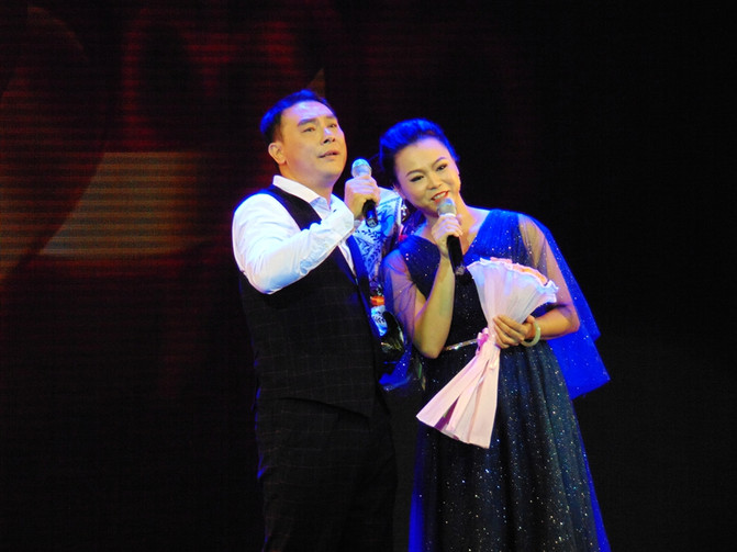 抱着个小孩，歌声还那么高亢，艺院老教授翁葵赢得满堂彩！