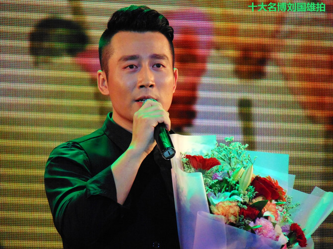 抱着个小孩，歌声还那么高亢，艺院老教授翁葵赢得满堂彩！