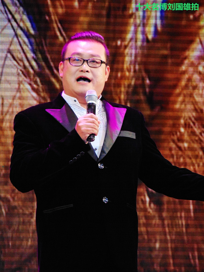 抱着个小孩，歌声还那么高亢，艺院老教授翁葵赢得满堂彩！