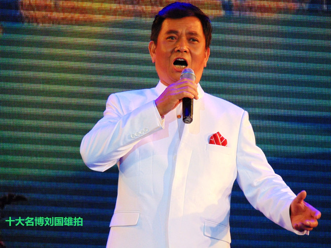 抱着个小孩，歌声还那么高亢，艺院老教授翁葵赢得满堂彩！