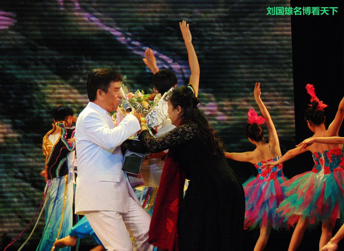 抱着个小孩，歌声还那么高亢，艺院老教授翁葵赢得满堂彩！