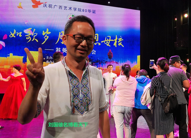 抱着个小孩，歌声还那么高亢，艺院老教授翁葵赢得满堂彩！