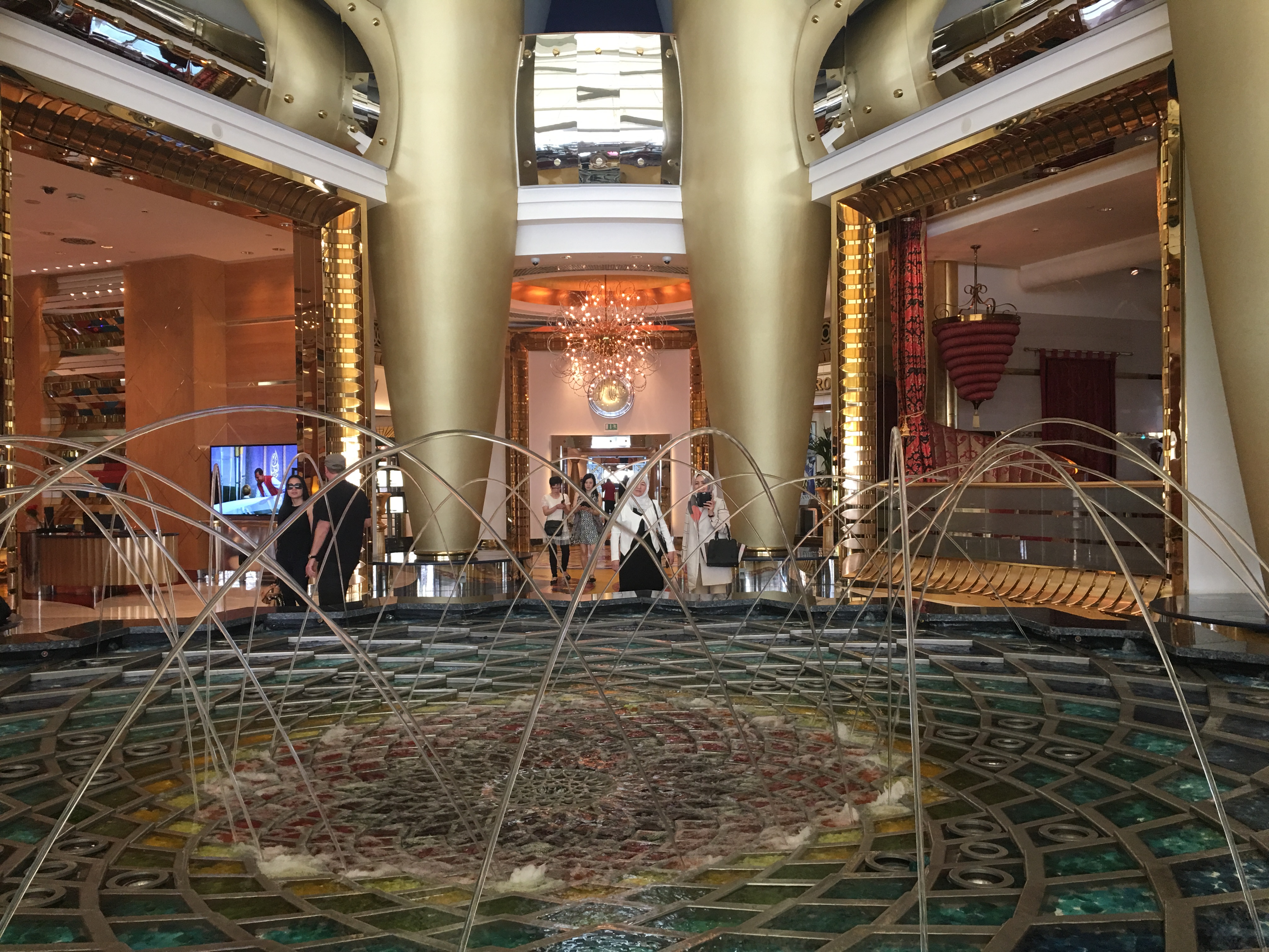 在国内打工的工资,迪拜打工中国人的真实收入