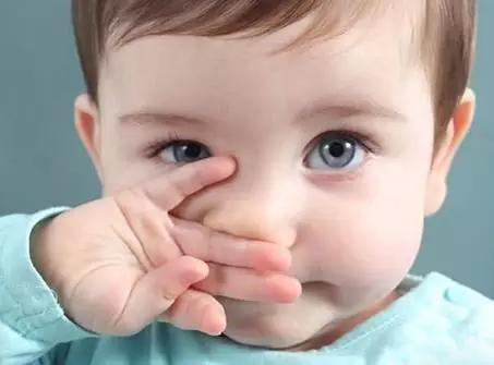 小宝宝的鼻屎多是怎么回事,小宝宝鼻屎堵着鼻孔怎么处理
