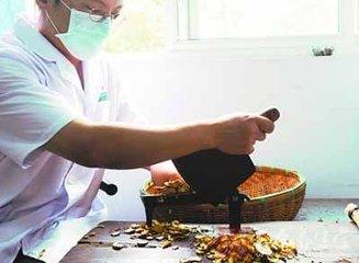 手工熬制黑膏药价格,熬制黑膏药的正确方法