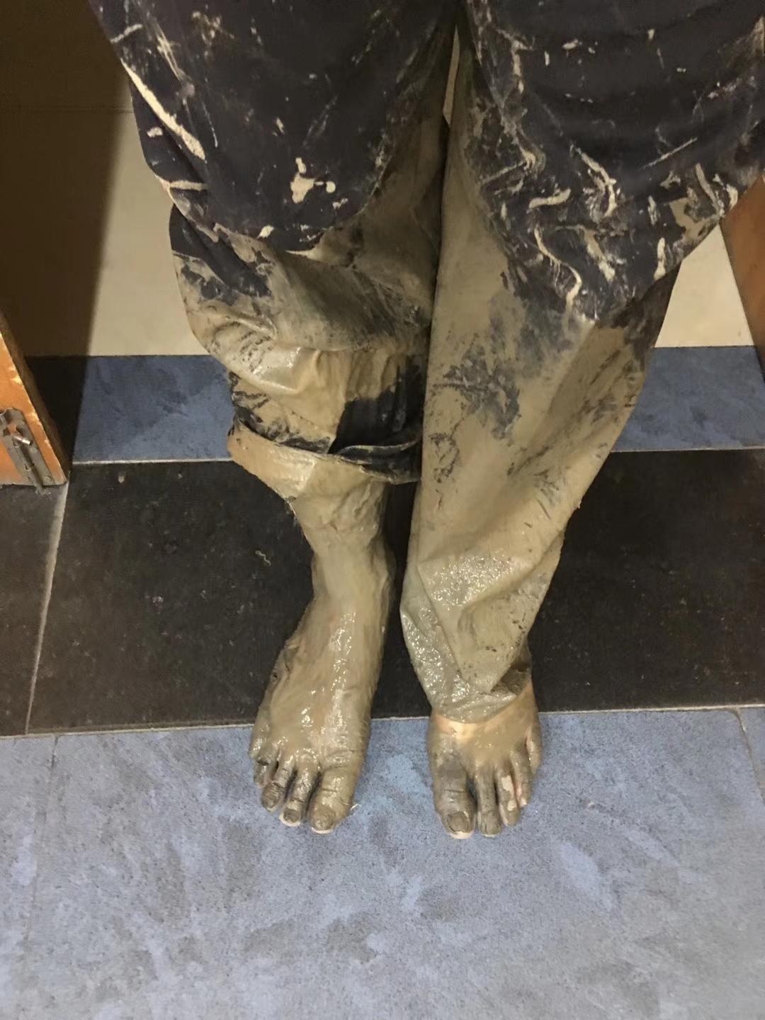 反复跳进臭水沟，手被割伤，脚被冻僵，军人不是神仙，救人也会很艰难