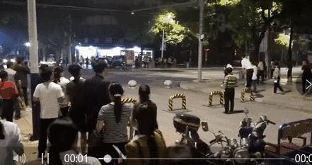 反复跳进臭水沟，手被割伤，脚被冻僵，军人不是神仙，救人也会很艰难