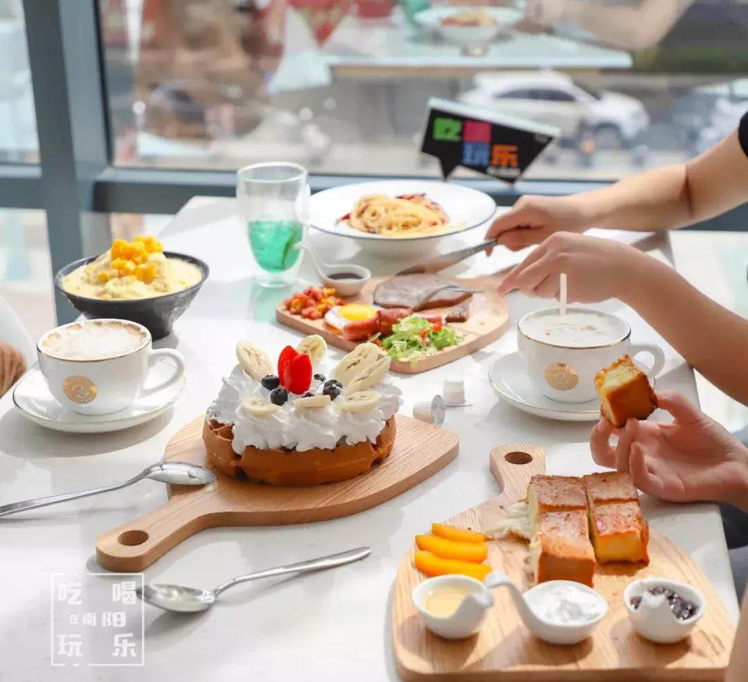 南阳shou家全透明撸猫咖啡馆！有手臂长的牛排！面包届的法拉利！