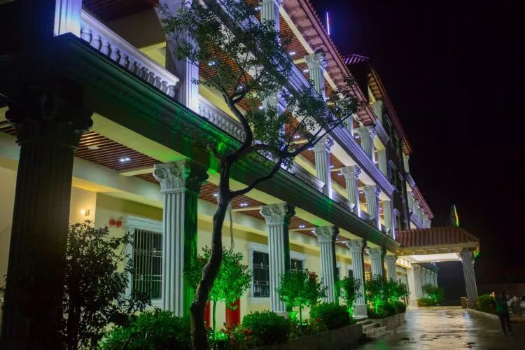 探秘原始村落,探访天然温泉村