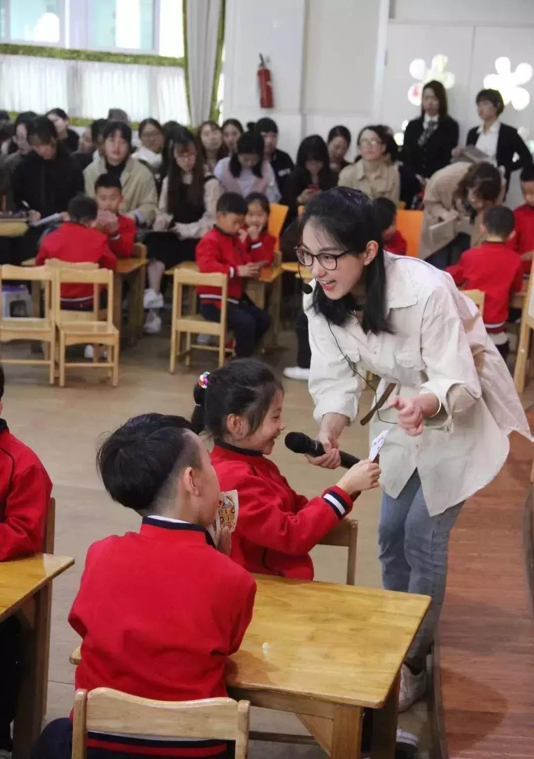 温州美女自办故事会，累积*放播**量达9万，有人听她的声音才能入睡