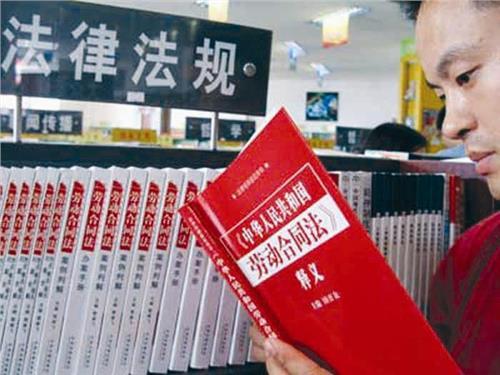 劳动争议仲裁逾期不裁决该怎么办,劳动仲裁公司不答辩劳动者怎么办