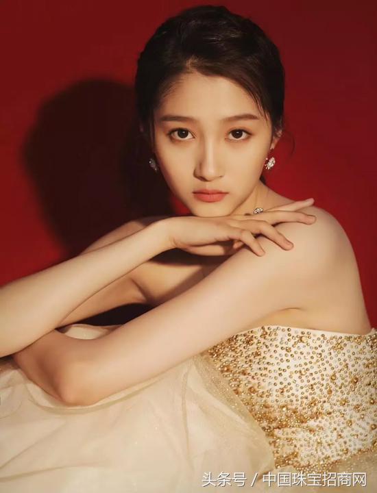 时代少年团关晓彤代言,关晓彤慈善夜造型