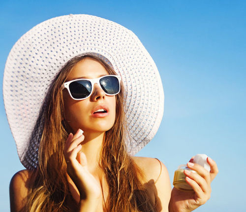 才二十几岁脸上长了很多斑,才20岁皮肤就长斑长痘