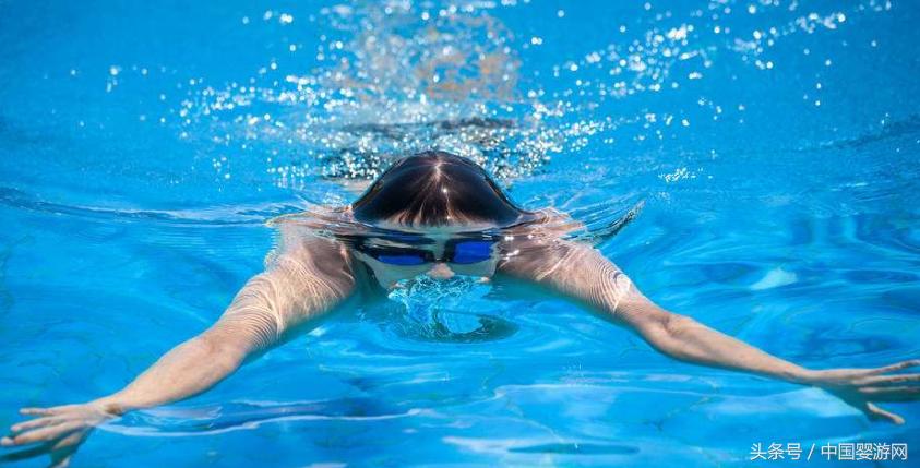 宝宝夏天游泳感冒了,秋天宝宝着凉感冒发烧怎么办