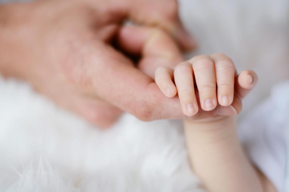 频繁夜奶的宝宝多大断奶好,频繁喂夜奶会导致孩子积食吗