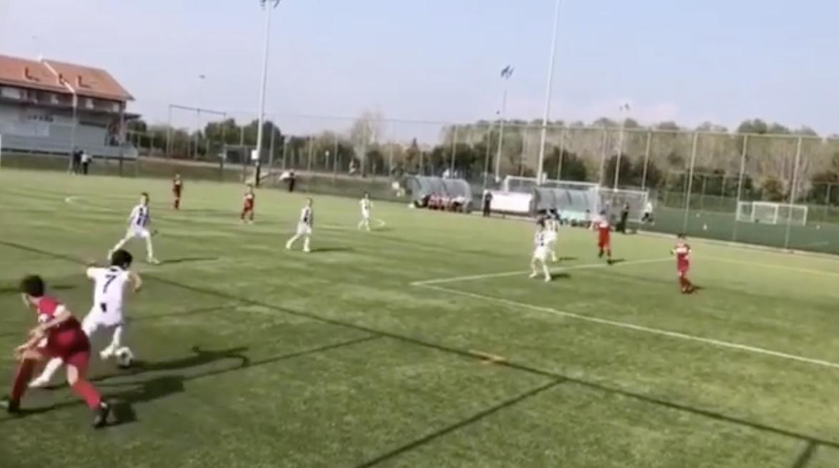 c罗与迷你罗在球场踢球热爆球迷,迷你罗给梅西点赞