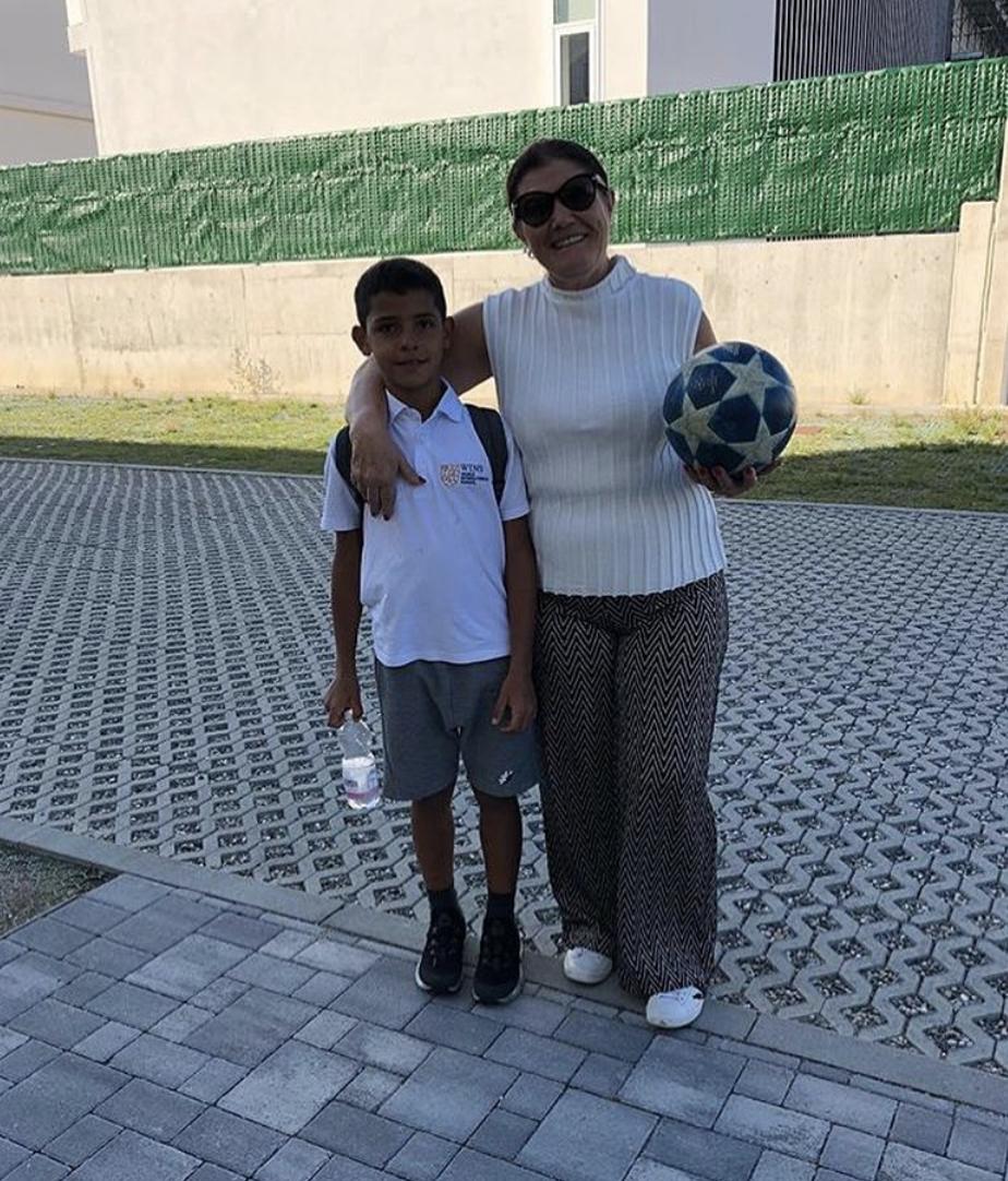 c罗与迷你罗在球场踢球热爆球迷,迷你罗给梅西点赞