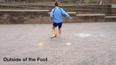 足球一对一防守转身技巧,足球教学5个技巧让你带球