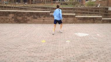 足球一对一防守转身技巧,足球教学5个技巧让你带球