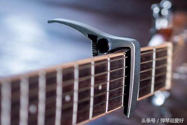 吉他初学者建议靠弦还是不靠弦,吉他5条弦初学入门者必学指法
