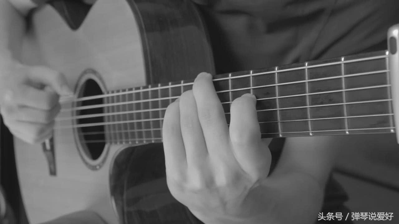 吉他初学者建议靠弦还是不靠弦,吉他5条弦初学入门者必学指法
