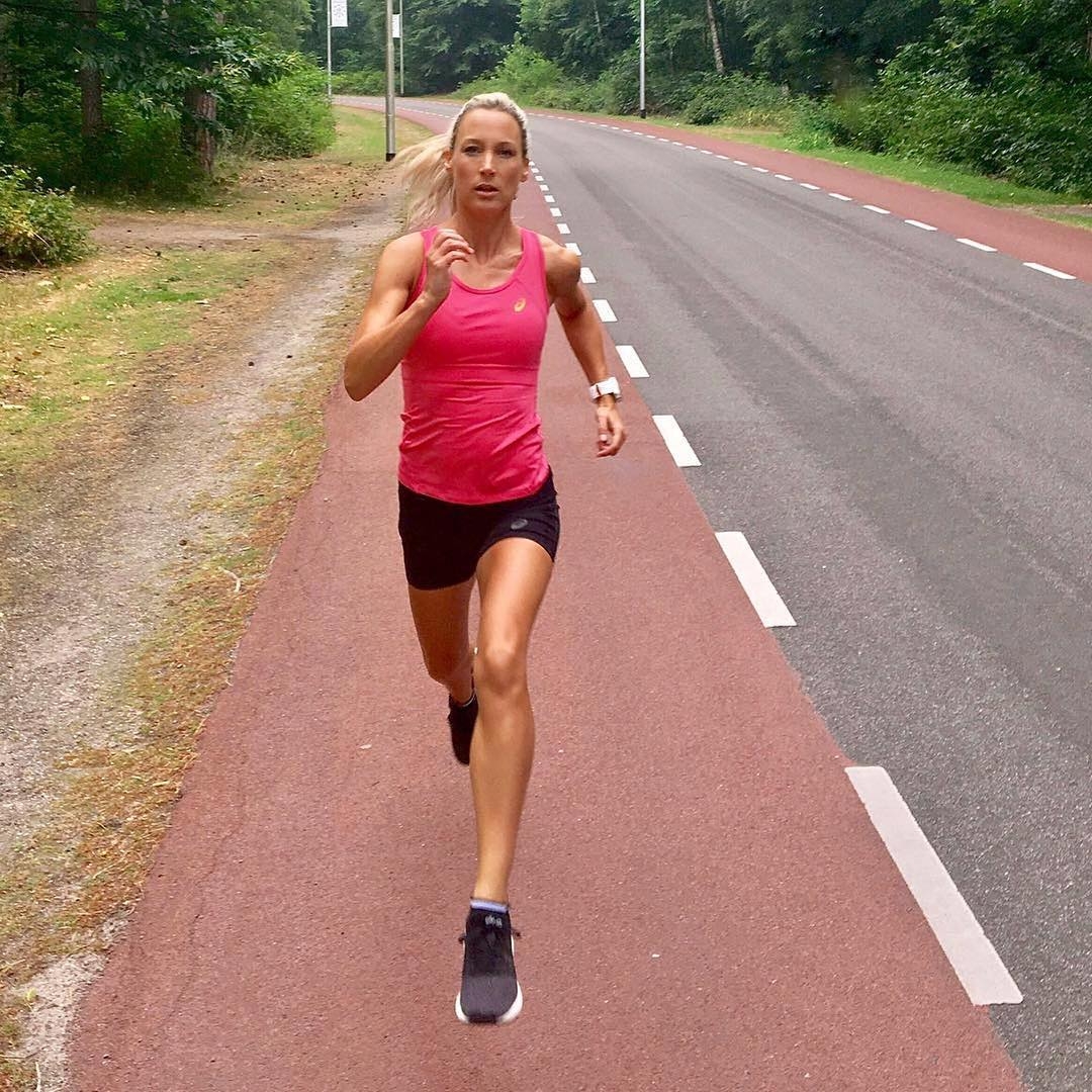 跑步膝盖受伤了多久才能自愈,跑步地面与膝盖损伤的关系