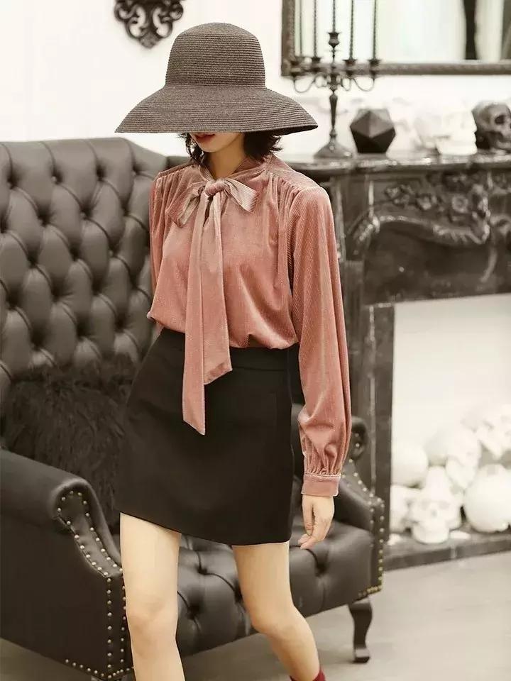 今年流行丝绒单品,冬季丝绒单品搭配