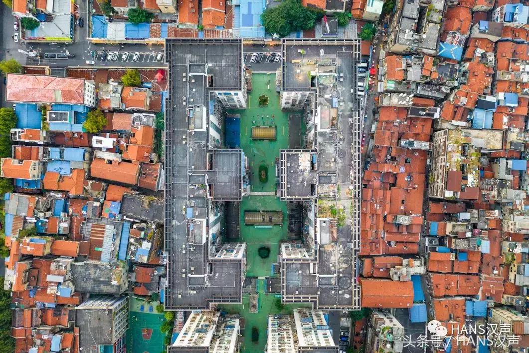 走，一起去武汉奇妙顶楼天台踢球蹦迪撸串