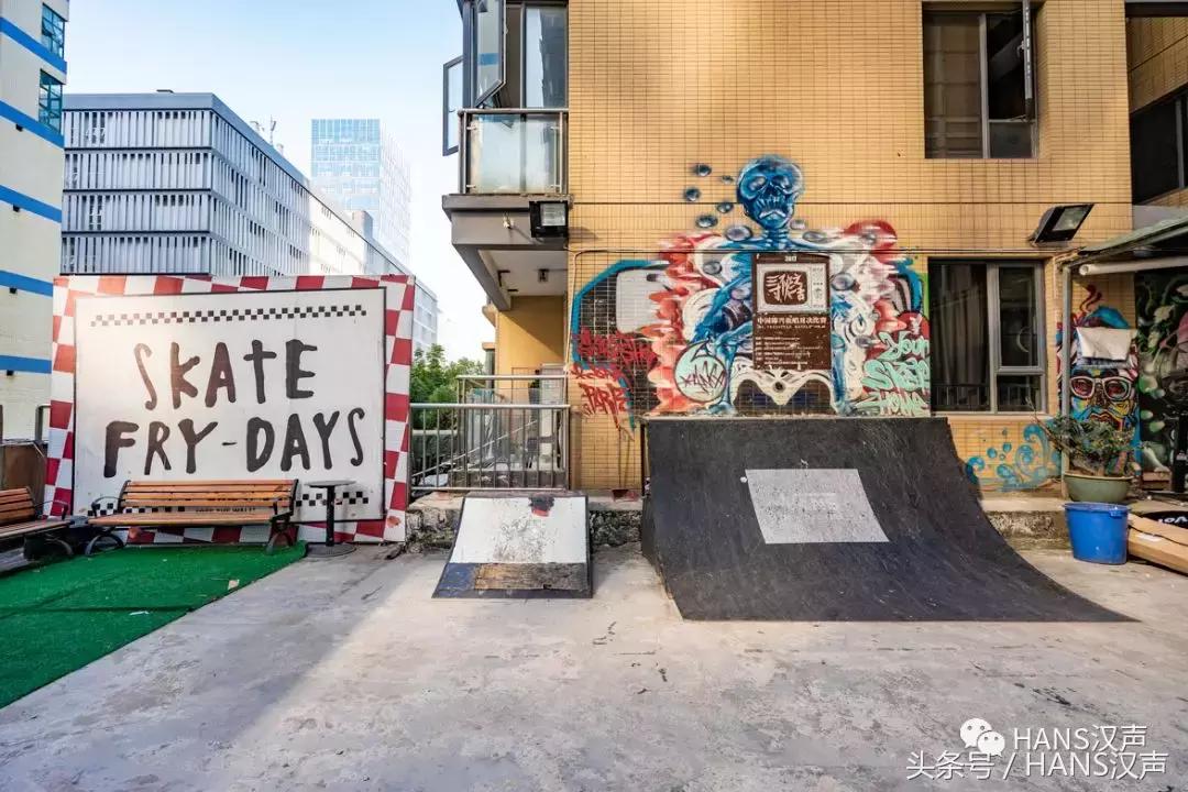 走，一起去武汉奇妙顶楼天台踢球蹦迪撸串