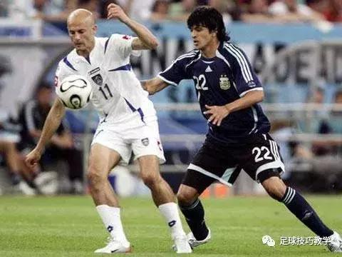 足球巧妙带球过人视频,小学生足球带球过人失误