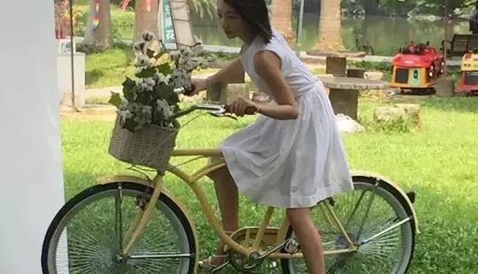 周冬雨和赵丽颖穿衣,周冬雨赵丽颖私服