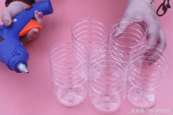 把4个塑料瓶粘一起,五个塑料瓶粘在一起