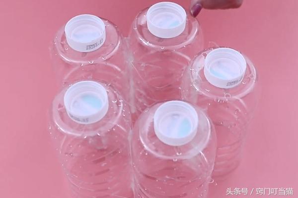 把4个塑料瓶粘一起,五个塑料瓶粘在一起