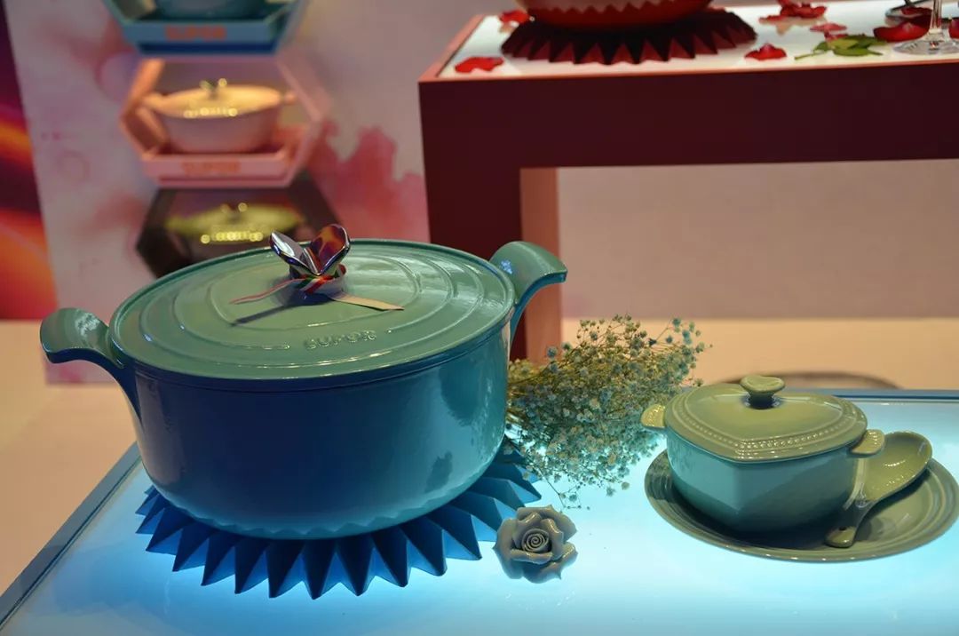 珐琅锅外面的污渍如何清洗,珐琅锅的污渍怎么清洗