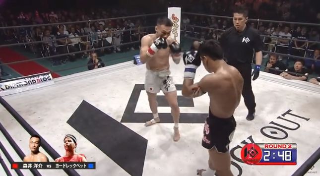 泰拳比赛被踢飞,泰拳比赛脑袋被肘砸凹陷