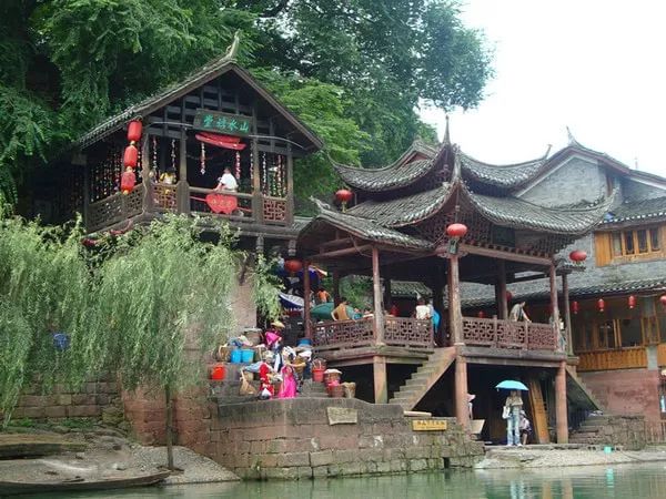 湖南凤凰古城红色旅游,红辣椒旅游