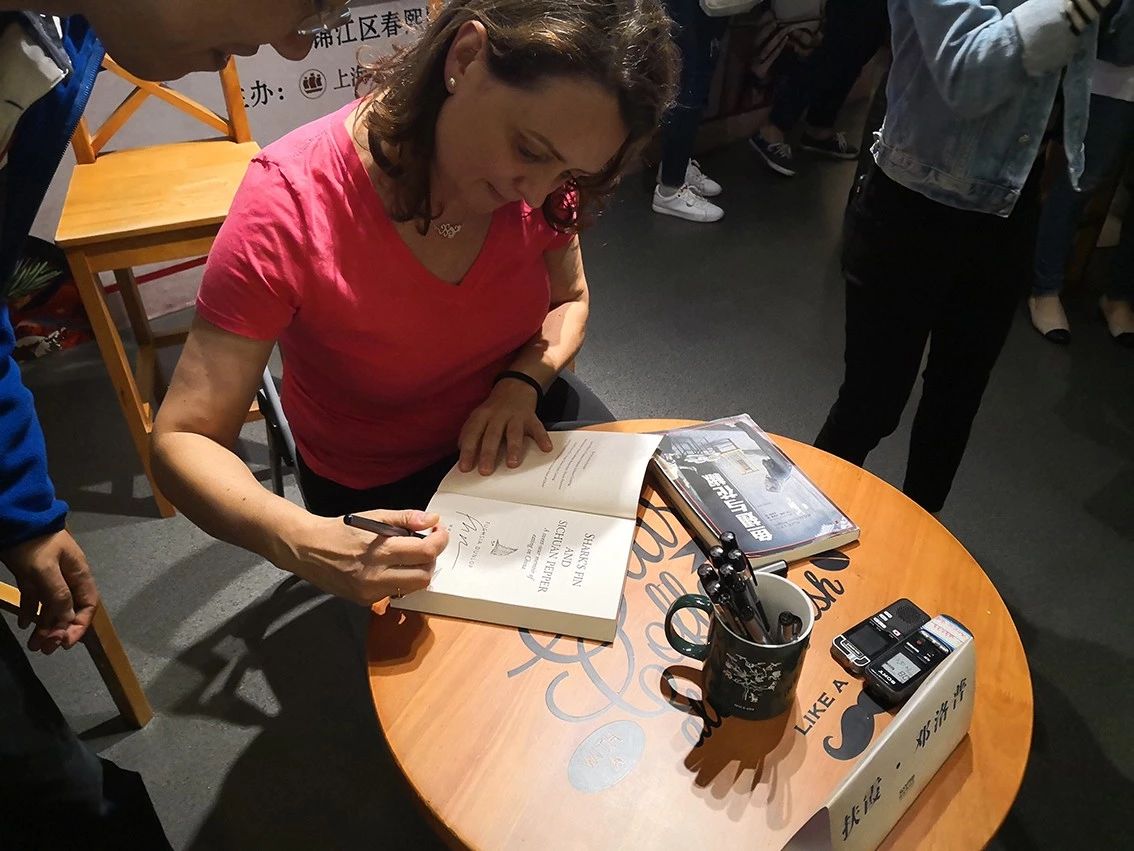 请灶神、做红油、吃兔头,英国女孩20多年来被川菜迷得神魂颠倒