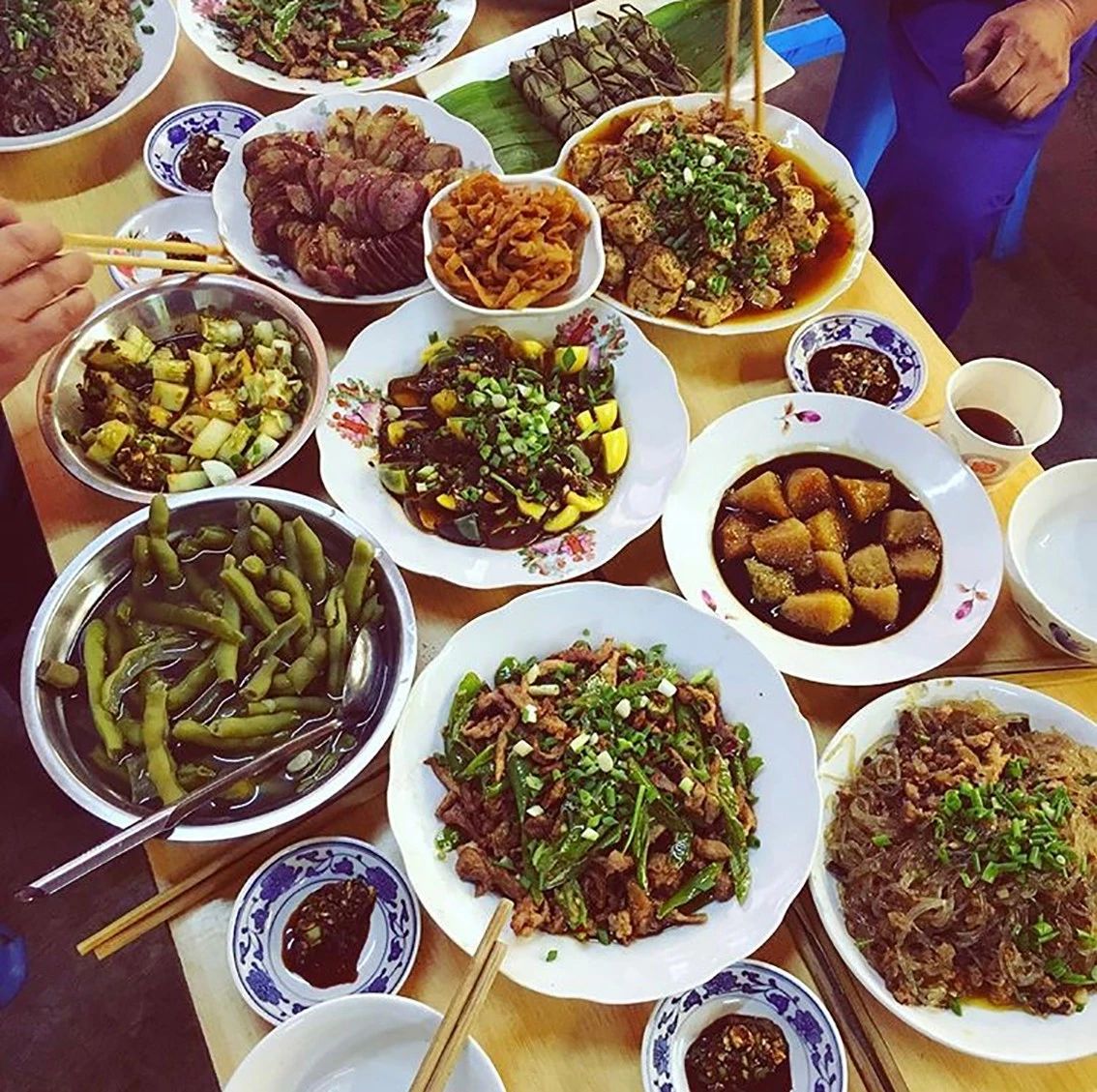 请灶神、做红油、吃兔头,英国女孩20多年来被川菜迷得神魂颠倒